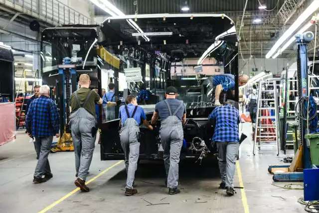Fabryka Solarisa została w ostatnich latach rozbudowana. W nowych halach, oprócz zaplecza magazynowego, powstała osobna linia montażowa dla autobusów wodorowych. Fabryka ma już zamówienia na ponad 500 tego typu pojazdów. Tak wyglądała produkcja autobusów w 2017 roku.
