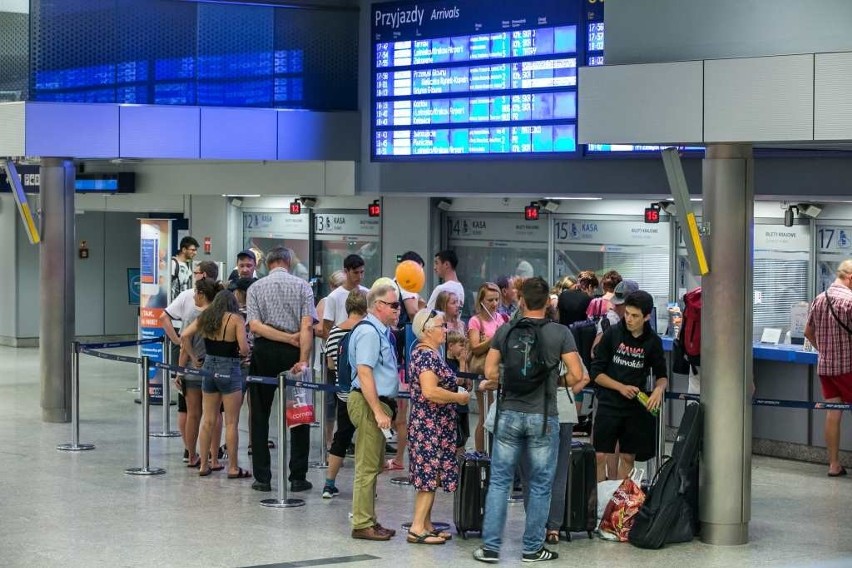 Kraków. Kolejarze instalują nowe tory, więc pociągi znów nie kursują