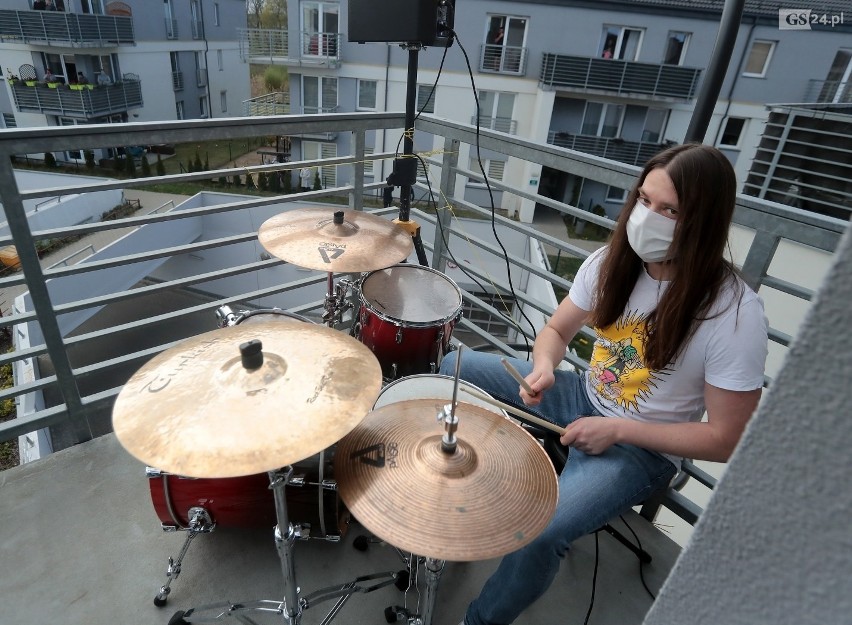 Rock and roll na balkonie na Małych Błoniach w Szczecinie. Dla pracowników służby zdrowia