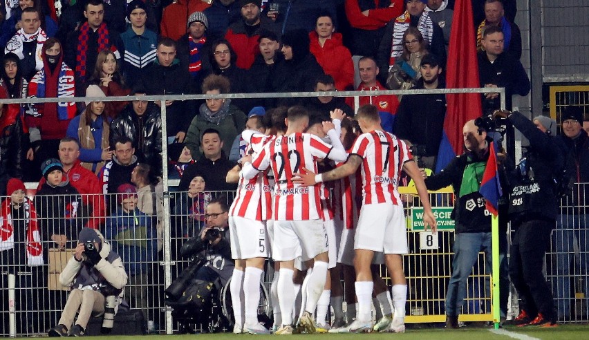 PKO Ekstraklasa. Raków Częstochowa nie dał złudzeń w starciu z Cracovią. Stracony gol podziałał jak płachta na byka. Koncert w Częstochowie