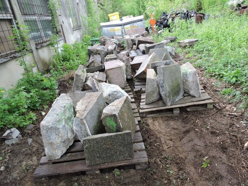 Fragmenty pomnika przewieziono na plac przy ul. Wiaduktowej