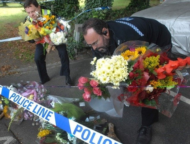 Mieszkańcy 90-tysięcznego miasteczka St. Helier składają kwiaty na miejscu tragedii polskiej rodziny