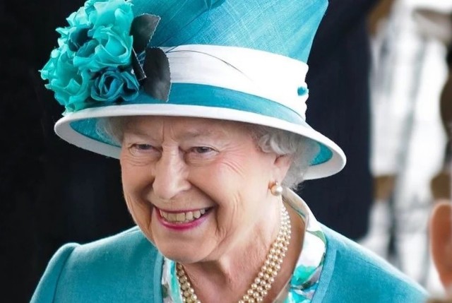 Pałac Buckingham: "Po dalszej ocenie dziś rano, lekarze królowej są zaniepokojeni stanem zdrowia Jej Wysokości i zalecili, aby pozostała pod nadzorem medycznym. Królowa pozostaje w komfortowych warunkach i w Balmoral".