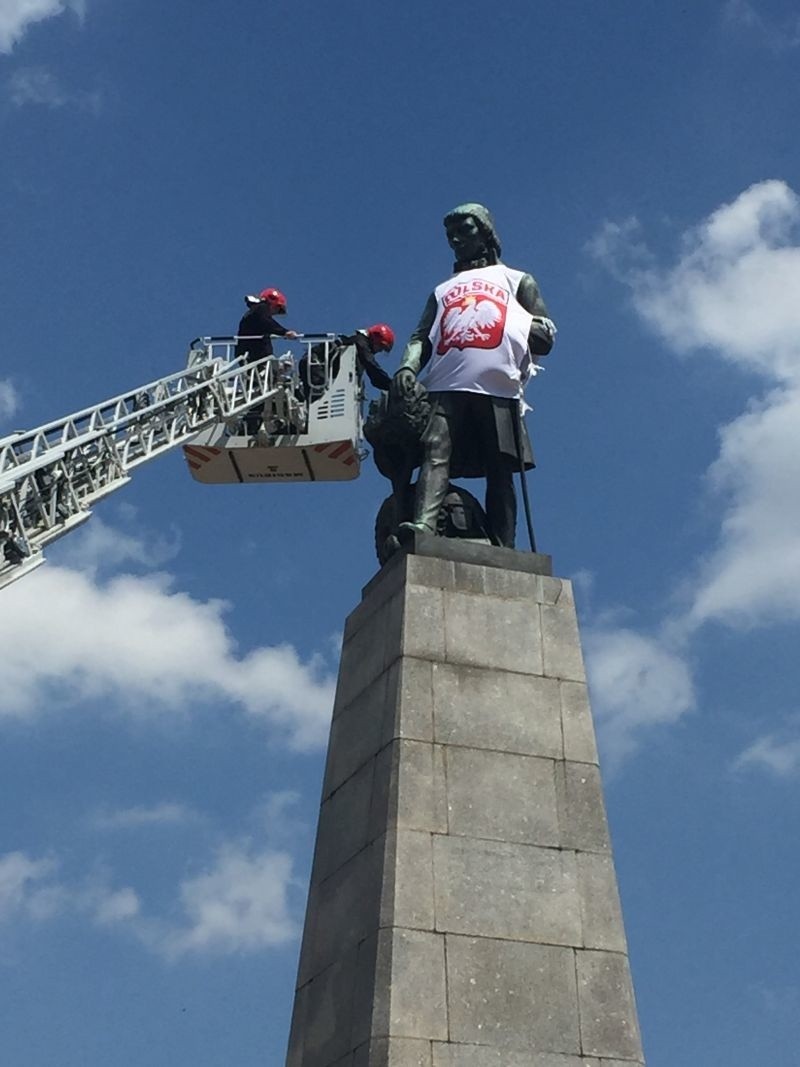 Kilkumetrową koszulkę uszyła łódzka firma eFanshop.pl,...