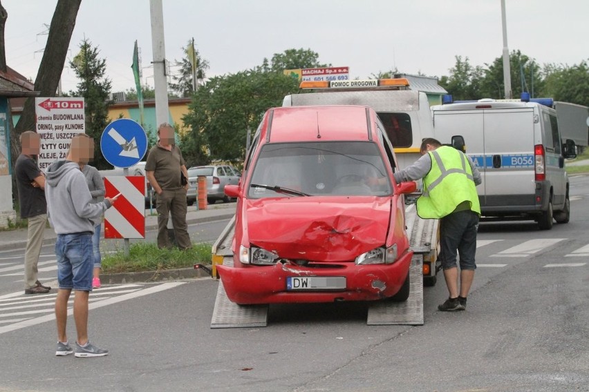 Wypadek na Karmelkowej. Zderzenie 3 aut