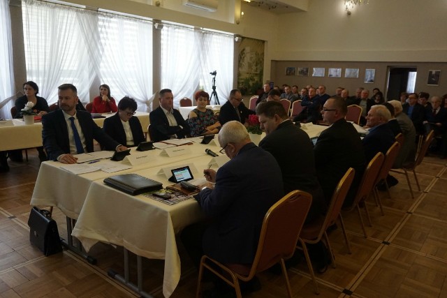 Podczas ostatniej sesji Rady Miejskiej w Kowalewie Pomorskim poruszono m.in. temat adaptacji budynku po szkole na potrzeby urzędu i przedszkola