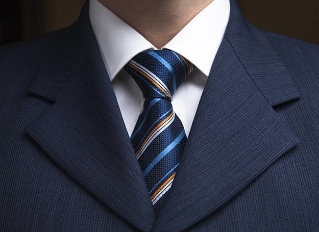 Dziś Dzień bez Krawata. Ale jutro? Jak dobrze zawiązać krawat? WIDEO