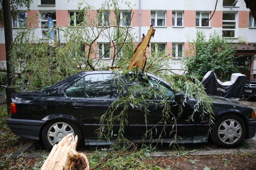Krajobraz po burzy w Toruniu: zalane ulice, podtopienia i powalone drzewa. IMGW wydał ostrzeżenie!