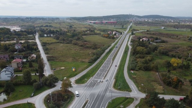 Rusza drugi przetarg na przebudowę niebezpiecznego skrzyżowania drogi wojewódzkiej z drogą powiatową prowadzącą do szpitala w Czerwonej Górze. W tym miejscu planowana jest budowa ronda turbinowego.