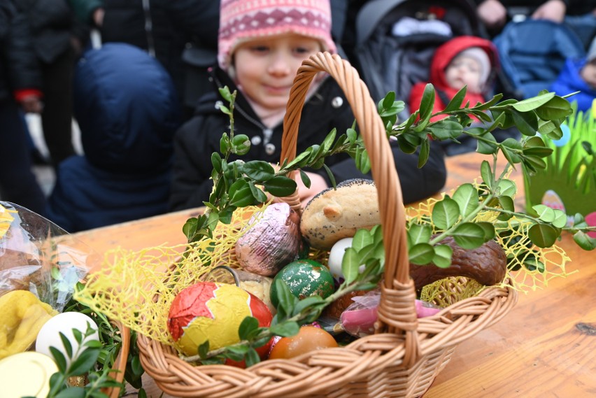 W koszykach znalazły się tradycyjne produkty. Nie zabrało...