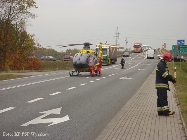 Na miejsce zdarzenia został wezwany śmigłowiec Lotniczego Pogotowia Ratunkowego, który przetransportował poszkodowanego do szpitala.