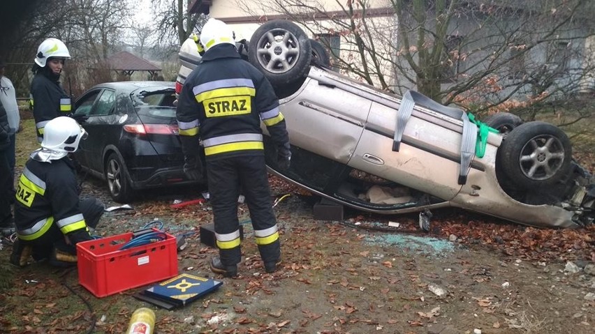 Wypadek w Konstantynowie Łódzkim. Samochód zatrzymał się