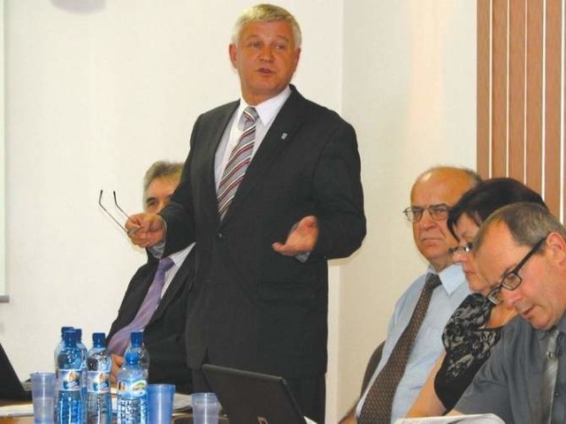 Burmistrz Hajnówki Jerzy Sirak pozytywnie oceniał wyniki spółek miejskich na sesji rady