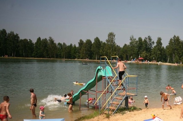 Wśród atrakcji, na które mogą liczyć wypoczywający nad zalewem w Chlewiskach są między innymi: ładna plaża, wy-dzielone kąpielisko dla dzieci i zjeżdżalnia.