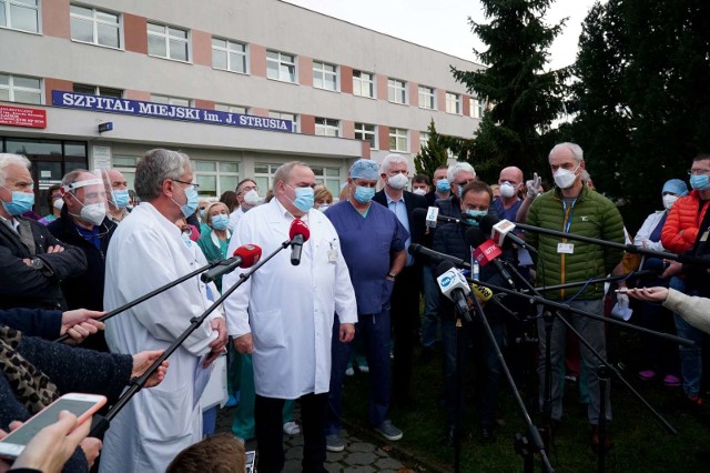 - Szpital pracuje na pełnych obrotach, a zamiast słów wsparcia, wylano na nas kubeł pomyj - odpiera zarzuty dr Bartłomiej Gruszka, dyrektor szpitala im. Józefa Strusia w Poznaniu.