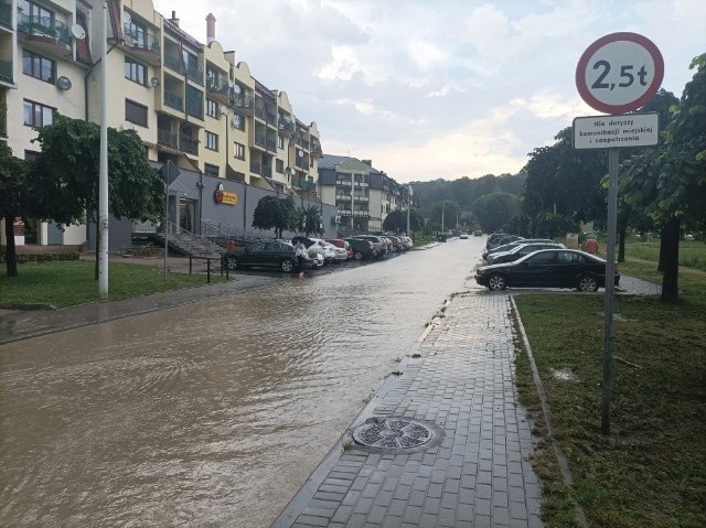 Z powodu ulewy najbardziej zalana była ul. Południowa, którą...