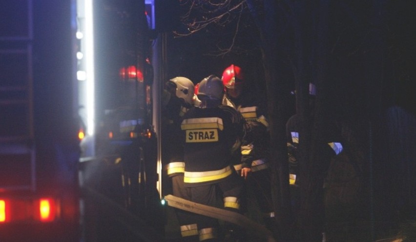 Śmiertelny pożar na Polesiu. Na parterze budynku znaleziono zwęglone zwłoki mężczyzny