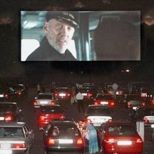 Filmy można oglądać także z samochodu.