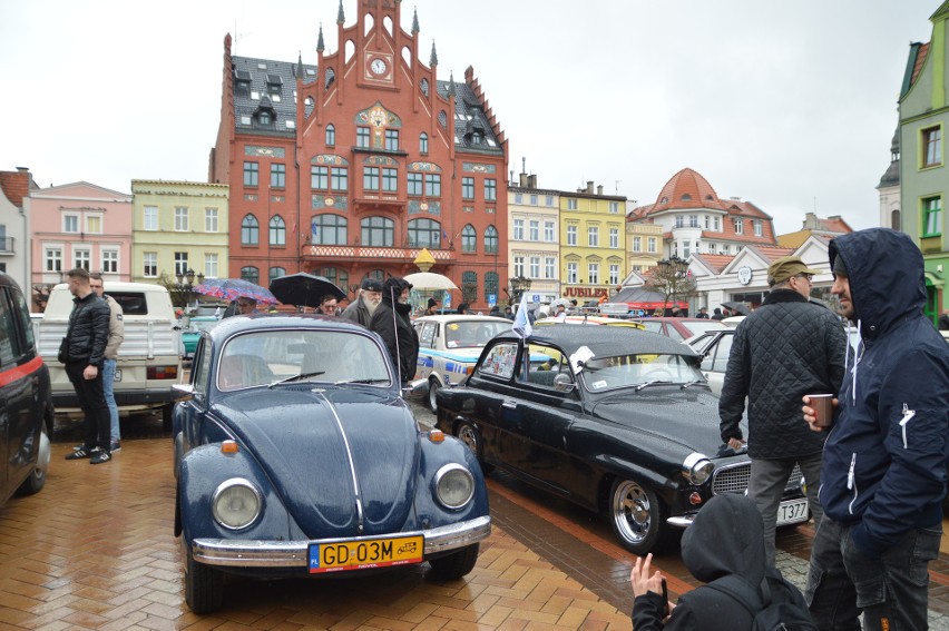 Na rynku w Chojnicach spotkali się fani motoryzacji. Tej starszej, wojskowej i zabytkowej |ZDJĘCIA