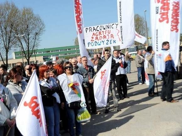 Praca przy produkcji mięsa i przetworów jest bardzo cieżka. Wiele osób tego nie wytrzymuje.  Płace są niskie i stoją w miejscu.