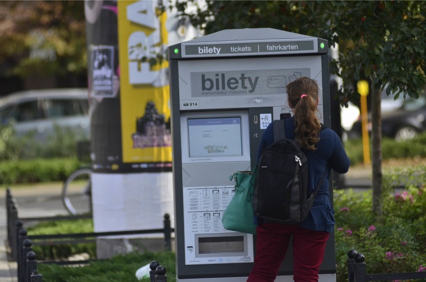 Poznań: Biletomaty i strona ZTM w ukraińskiej wersji językowej? Szacują koszty