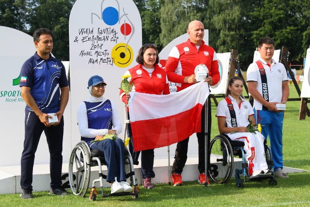 Milena Olszewska wraz z Pawłem Daleszyńskim  na podium