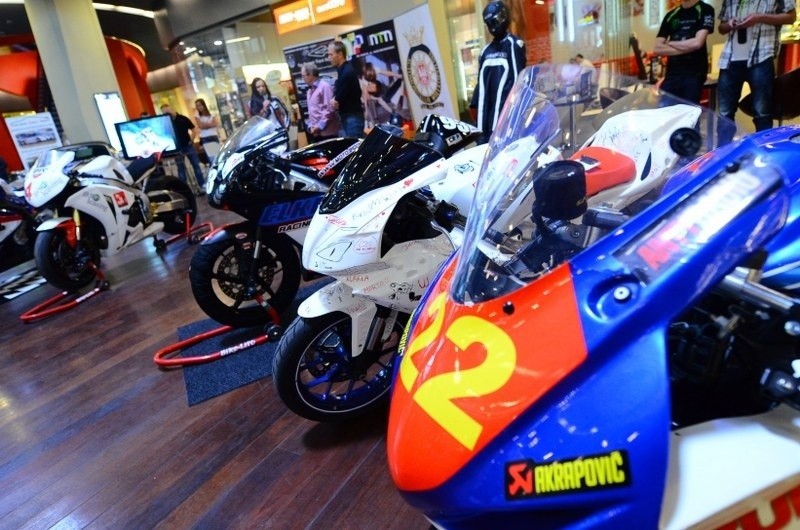 Poznań: Pokaz wyścigowych motocykli w Galerii MM [ZDJĘCIA, FILM]
