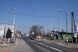 Katowice: wraca ruch kolejowy w Ochojcu. Przejazd na ul. Jankego będzie strzeżony przez rogatki