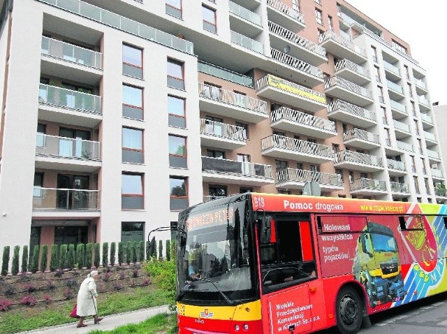 Budynek mieszkalnyMieszkańcy bloku przy ulicy Kaczmarka skarżą się, że kierowcy autobusów załatwiają się pod oknami.