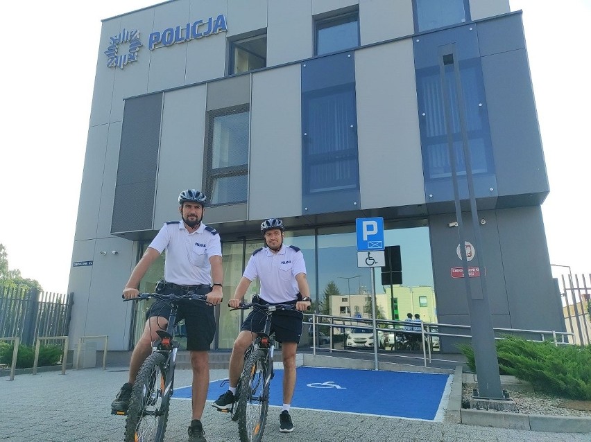 Policjanci na rowerach przed budynkiem Komendy Powiatowej...