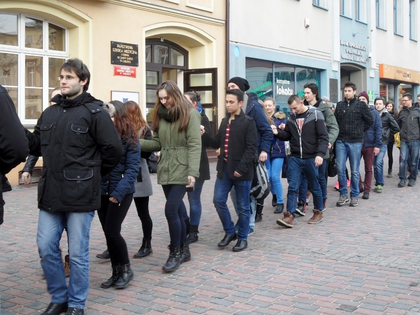 Ok. 200 osób tańczyło poloneza na rynku w Lublińcu