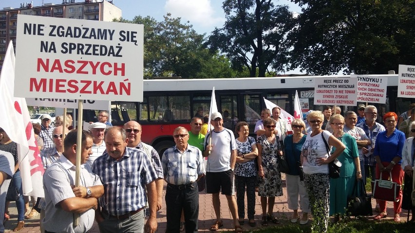 Mieszkańcy spółdzielni Hutnik protestowali w Ostrowcu