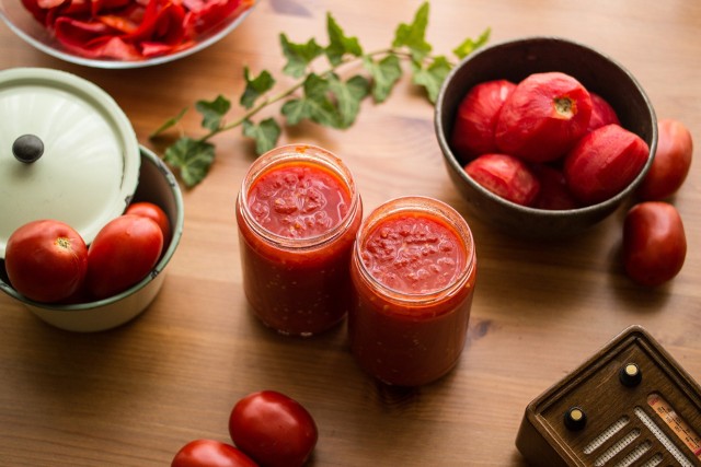 Własnoręcznie przygotowane przeciery pomidorowe to znakomite produkty do zrobienia smakowitych i naturalnych zup. Proponujemy doprawić go tymiankiem i ząbkami czosnku.