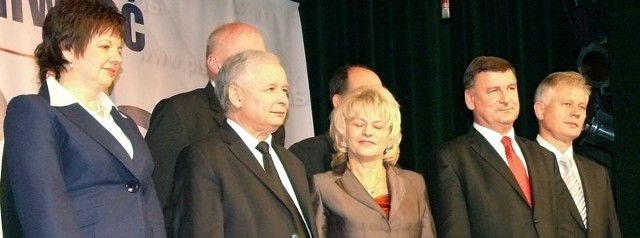 Jarosław Kaczyński na konwencji w Stalowej Woli, z kandydatami PiS na stanowiska samorządowe.