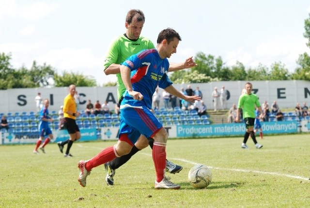 Karol Drej (na drugim planie) zdobył dwie bramki dla Łysicy Akamit Bodzentyn w sobotnim meczu z Wisłą Sandomierz. Na listę strzelców w tym spotkaniu wpisał się także Daniel Chorab (na pierwszym planie), który strzelił trzeciego gola dla sandomierskiej drużyny.