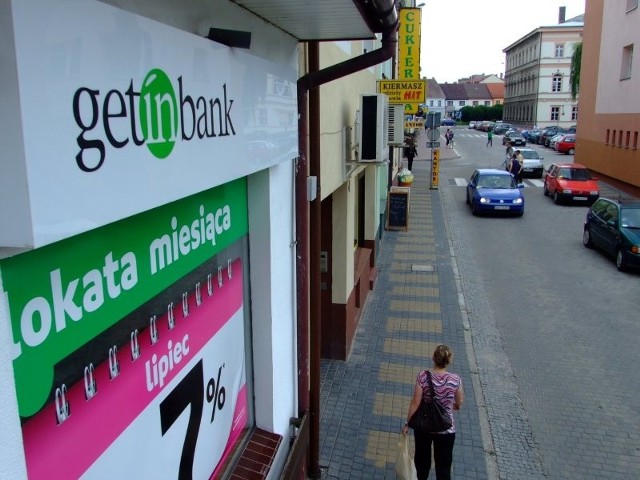 Sprawcy w biały dzień napadli na placówkę, która mieści się w centrum Strzelec Opolskich.