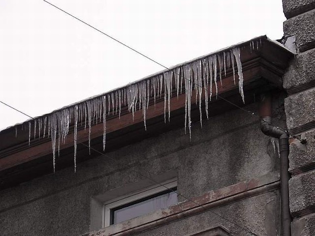 Sople zwisają z dachów w wielu miejscach w Brodnicy. Niektórzy właściciele obiektów przed ich usunięciem ogrodzili teren taśmami, by sople nie spadły nikomu na głowę