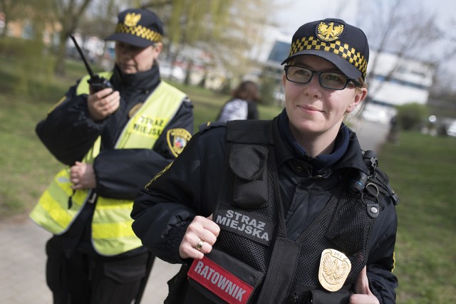 Strażniczki Renata Ewertowska i Monika Błaszczak patrolowały wczoraj okolice dworca PKS. Tym razem było spokojnie. Druga z pań jest strażnikiem - ratownikiem, gotowym do udzielania pomocy przedmedycznej