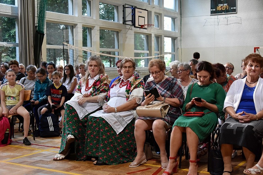 Ewa Wachowicz pierwszy raz odwiedziła Moszczenicę. Zachęcała do zdrowego jedzenia [ZDJĘCIA]