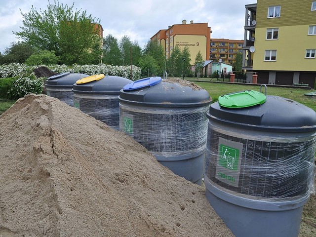 Kosztem 1,270 miliona złotych w Szczecinku rozpoczął się pionierski projekt montażu podziemnych gniazd na odpady komunalne. Będzie ich więcej, jeżeli eksperyment się powiedzie. 