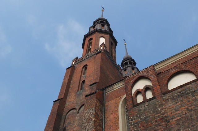 Zabytkowa katedra w Opolu potrzebuje pieniędzy na remont elewacji i witraży.
