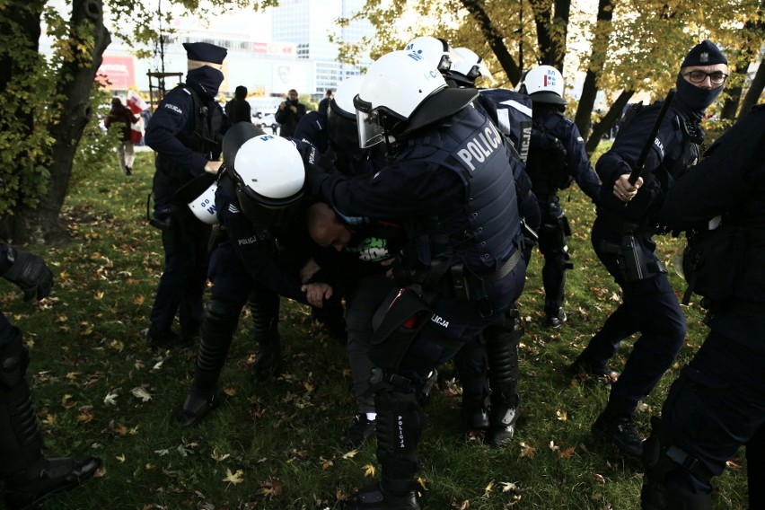 O godz. 12 w centrum Warszawy rozpoczął się protest...