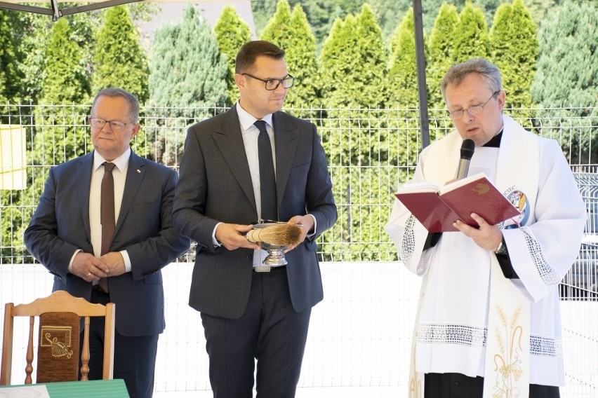 Droginia. Gmina Myślenice rozwija szkolną bazę sportową. Kończy budowę sali gimnastycznej w Drogini. Przekaże ją uczniom na gwiazdkę  