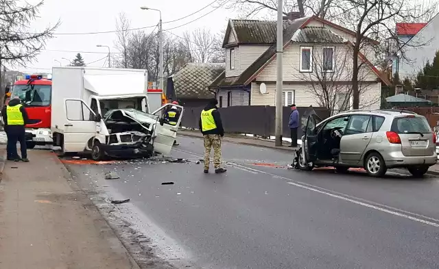 Wypadek na DK 19 w Sokółce. Trzy osoby trafiły do szpitala.