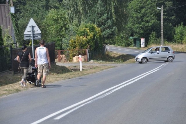 Ten odcinek trasy wojewódzkiej w Lipienicach Dolnych do bezpiecznych nie należy. Piesi potrzebują tutaj chodnika.