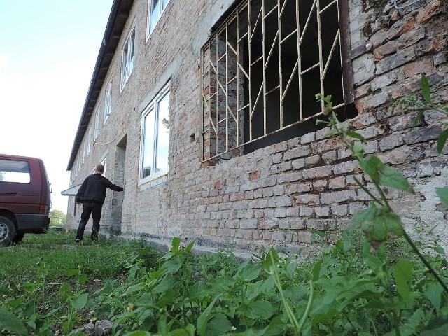 Trwają prace remontowe budynku w Tucznie, w którym powstaną 22 mieszkania socjalne. Przed zimą budynek zostanie ocieplony. Wiosną przyjdzie czas na wykończenie wnętrz.