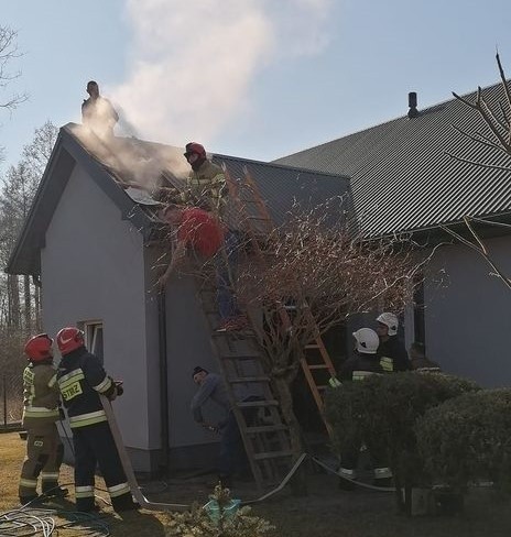 Pożar domu w Jeleniach. 20.03.2022 doszło do pożaru domu jednorodzinnego w Jeleniach