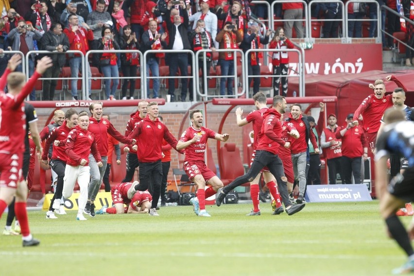 Widzew w ekstraklasie! Tak piłkarze świętowali z kibicami na stadionie w Sercu Łodzi ZDJĘCIA 