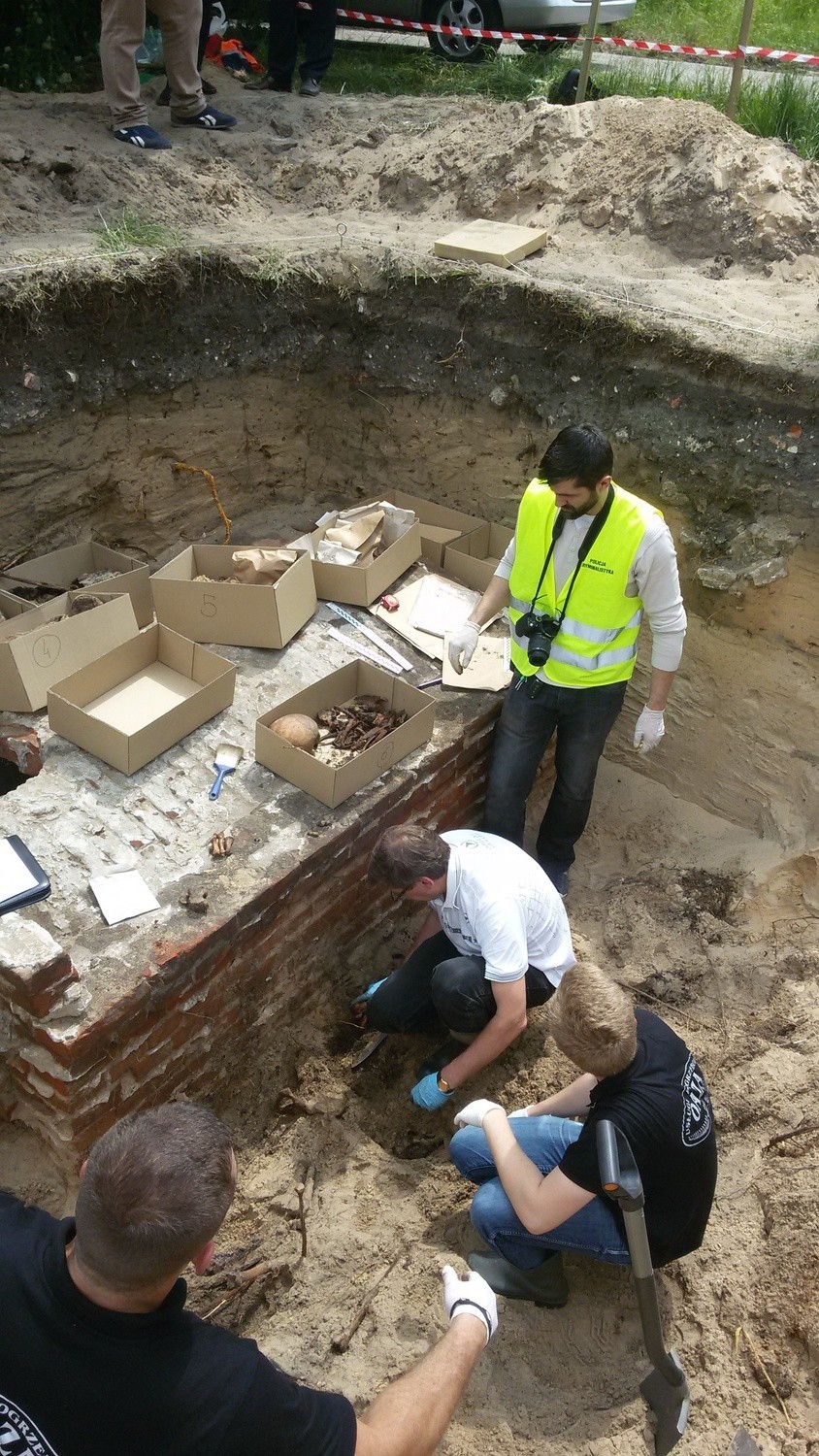 Archeolodzy wykopali granaty przy cerkwi w Sosnowcu. Policja pilnuje terenu [ZDJĘCIA]