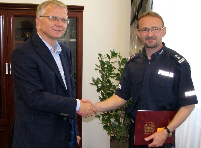 Burmistrz Jarosław Kielar i szef kluczborskiej policji mł. insp. Rafał Pniewski podpisali porozumienie.